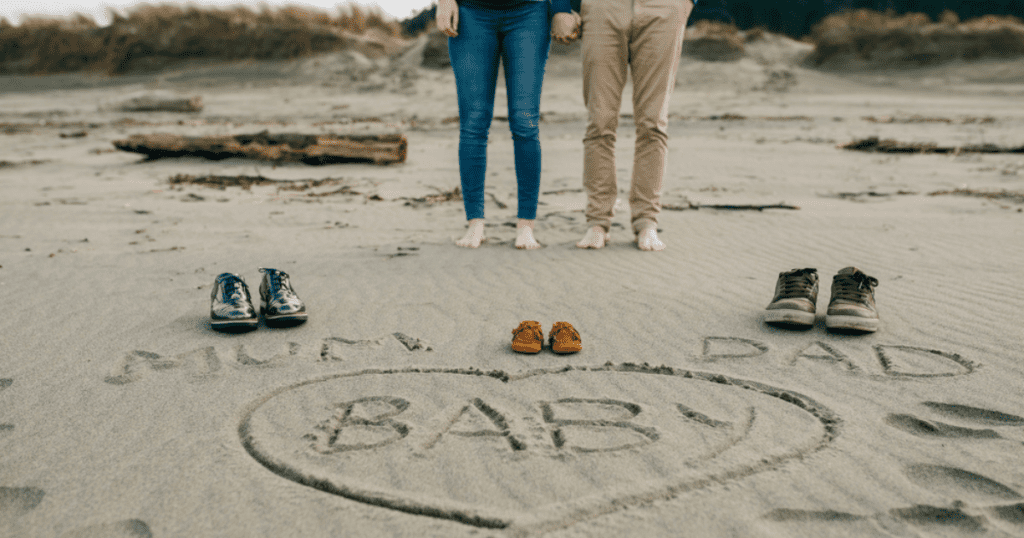 announcing your pregnancy, mom, dad, baby on the beach