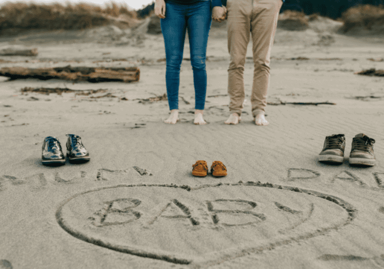 announcing your pregnancy, mom, dad, baby on the beach